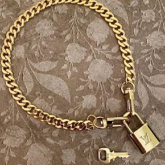 New LV Louis Vuitton Gold-Tone Lock on 16" Curb Chain Choker Necklace - Picture 2 of 3